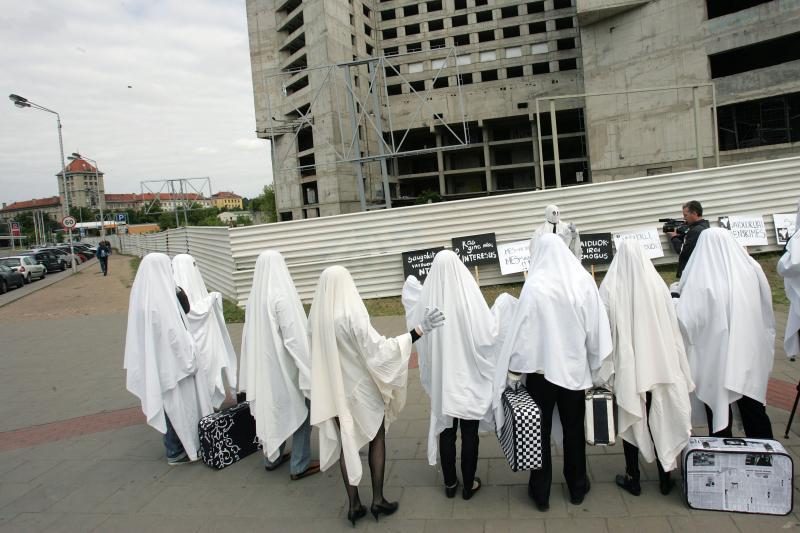 Prie apleisto viešbučio – „vaiduoklių“ protestas