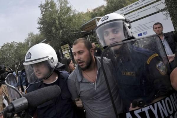 Akropolyje Graikijos riaušių policija vaikė protestuotojus