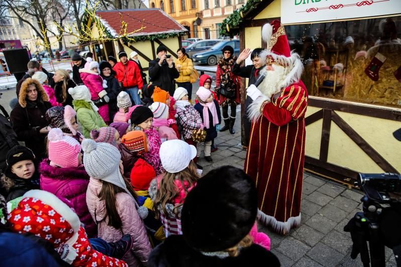 Rotušės aikštėje įsikūrė Kalėdų miestelis