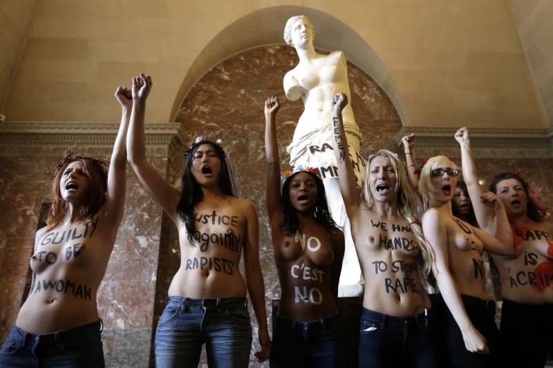 „Femen“ aktyvistės Luvre prie Milo Veneros protestavo prieš išžaginimą
