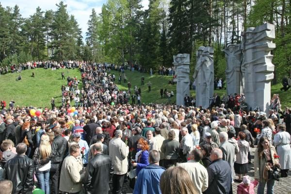 Veteranų eitynes Vilniuje lydėjo priešiški šūkiai (papildyta 15.50 val.)