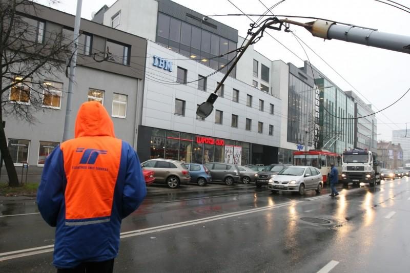 Vilniuje sunkvežimis nulaužė stulpą ir paralyžiavo eismą