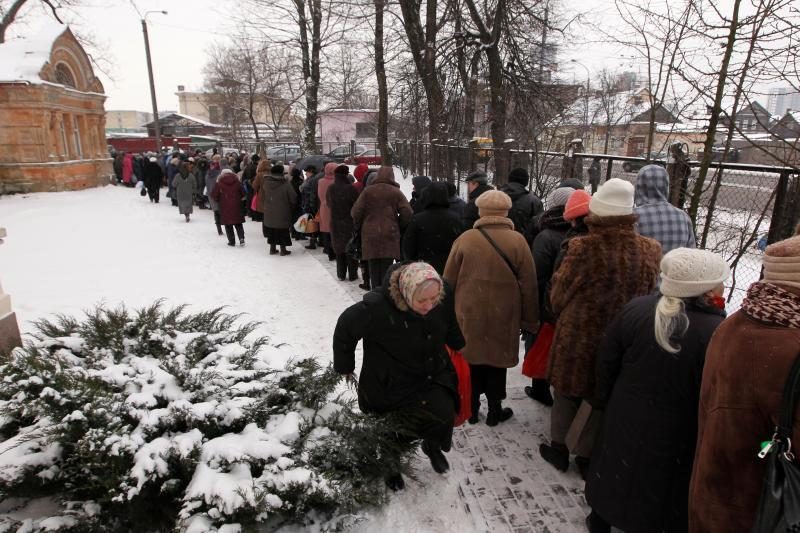 Cerkvę Šnipiškėse užplūdo šventinto vandens trokštantys gyventojai