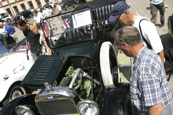 Rotušės aikštėje – senovinių automobilių paradas