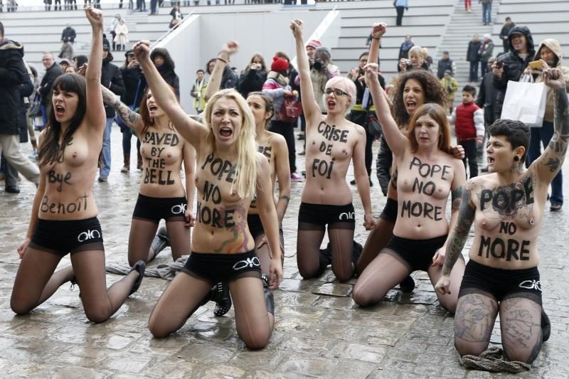 Paryžiaus katedroje „Femen“ džiūgavo dėl popiežiaus atsistatydinimo