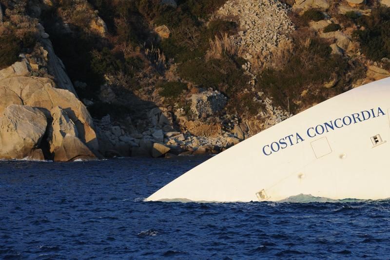 „Costa Concordia“ kapitonas pripažino pasukęs per vėlai