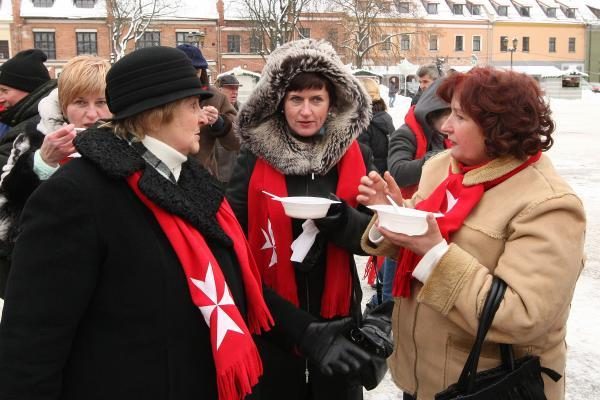 Prezidentas V.Adamkus Rotušės aikštėje dalijo sriubą