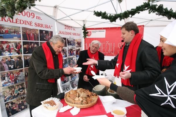 Prezidentas V.Adamkus Rotušės aikštėje dalijo sriubą