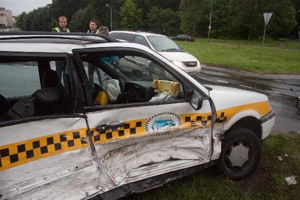 Vilniuje per avariją sunkiai nukentėjo taksi keleivė