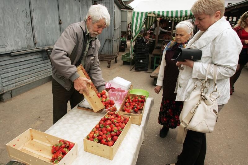 Lietuviškos braškės – po 20 litų, bet pirkėjų netrūksta