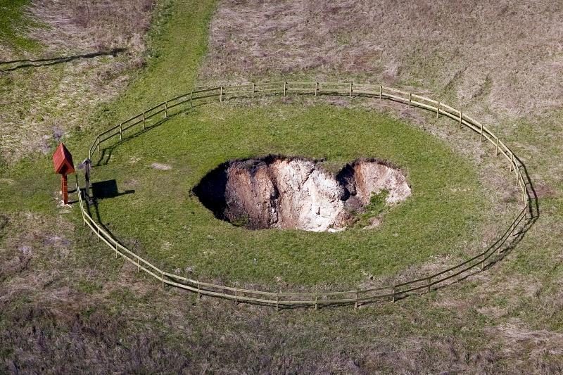 Smegduobė Biržų rajone glemžiasi kelią  