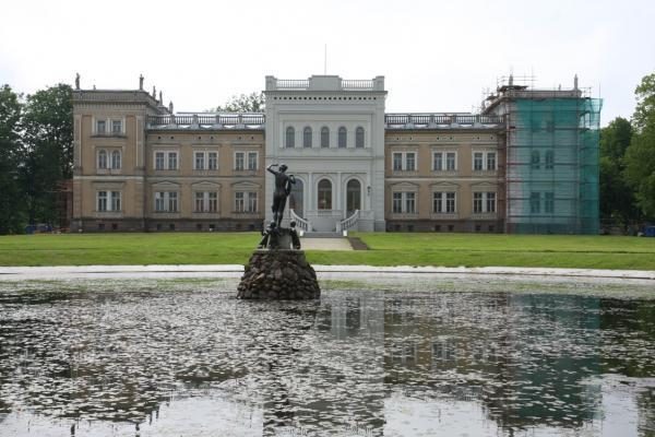 Restauratoriai gražina Plungės dvaro rūmus 