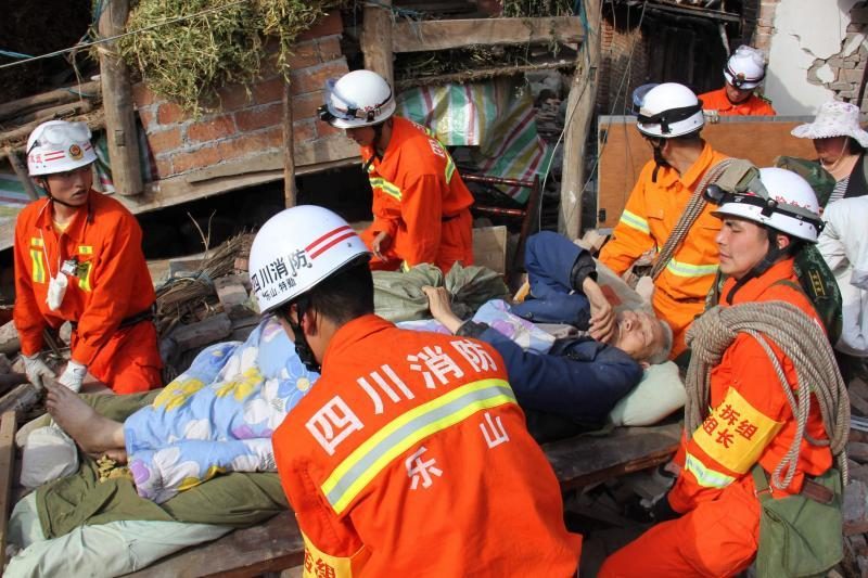 Per žemės drebėjimą Kinijoje žuvo ir sužeista šimtai žmonių