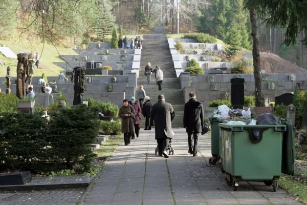 Mertinai A.Brazausko kapą aplankė Vėlinių išvakarėse