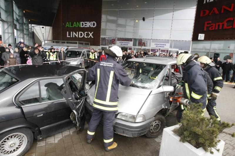 Klaipėdos merą vadavo iš sumaitotos mašinos