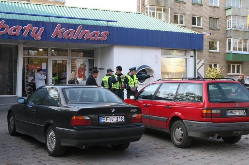 Tvarkos sergėtojai fotografuos ant šaligatvio pastatytus automobilius