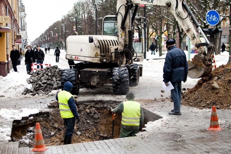 Laisvės alėjoje atsivėrus smegduobei, gyventojai buvo likę be vandens 