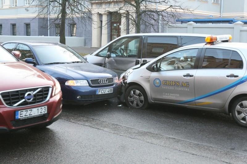 Neatidaus vairuotojo klaida: sudaužyti trys automobiliai