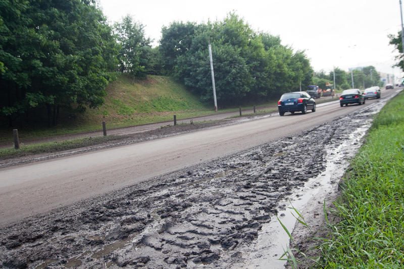 Vilniuje ugniagesiai išgelbėjo liūties apsemtame automobilyje įstrigusią moterį