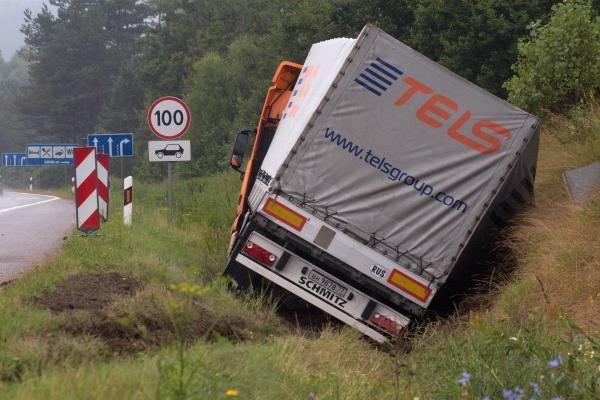 Nuo kelio nulėkusio vilkiko vairuotojas: „užmigau“