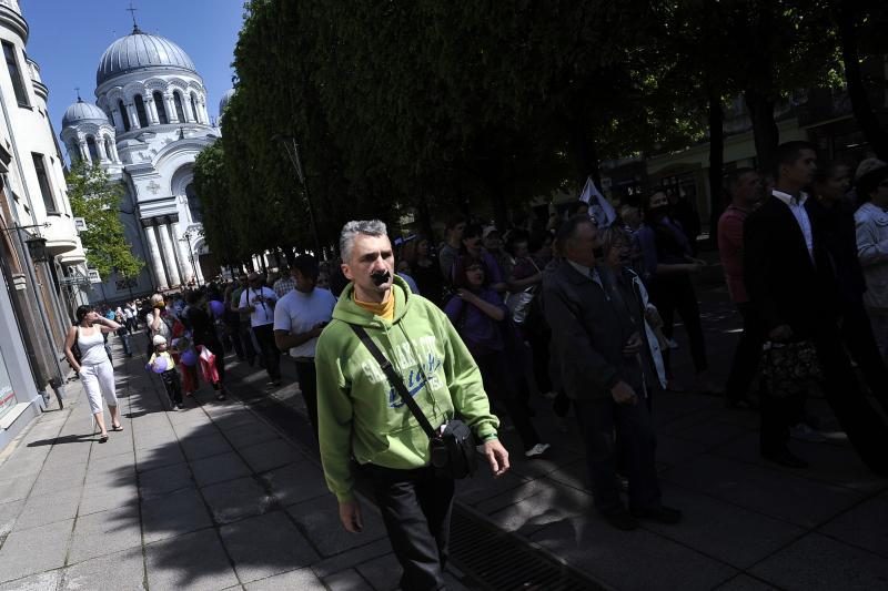 Protestu reikalauta D.Kedžio dukrą atiduoti į neutralią aplinką