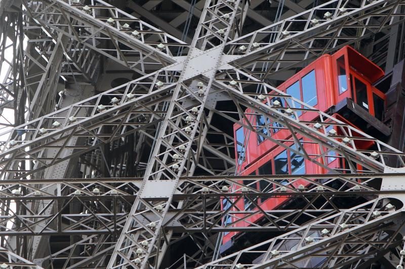 Prie Eifelio bokšto nusidriekė turistų eilės