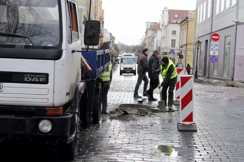 Atsitraukus šalčiams Tiltų gatvėje atsivėrė smegduobė