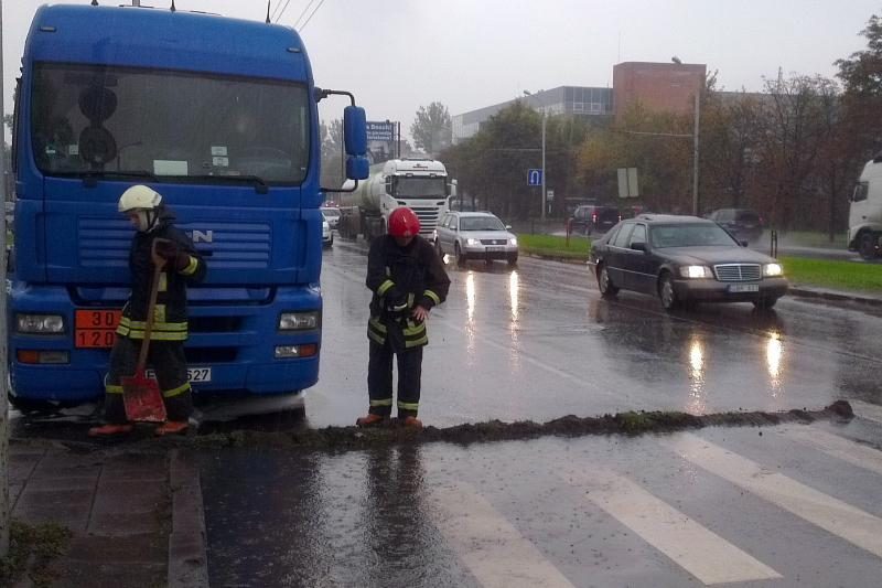 Savanorių prospekte Vilniuje išsiliejo dyzelinis kuras