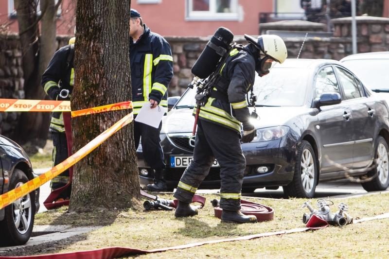 Gesinti Lėlių teatro sulėkė 7 ugniagesių automobiliai