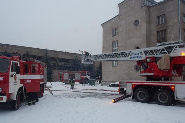 Pramoniniame Vilniaus rajone liepsnojo apleistas pastatas