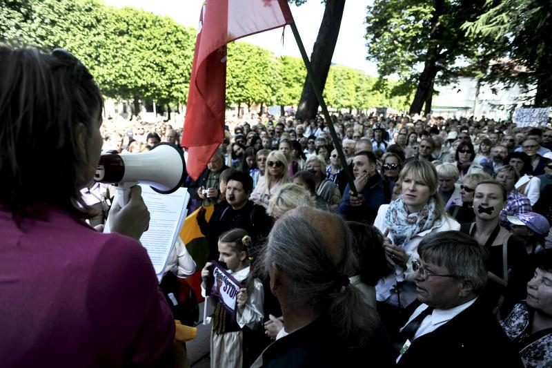 Protestu reikalauta D.Kedžio dukrą atiduoti į neutralią aplinką