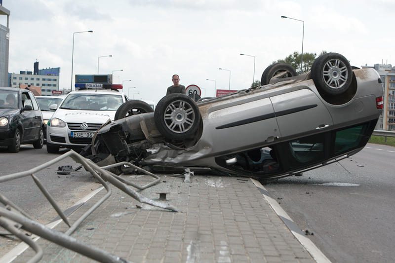 Lėkdamas per draudžiamą šviesoforo signalą apvirto automobilis