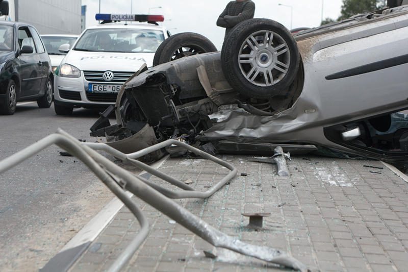 Lėkdamas per draudžiamą šviesoforo signalą apvirto automobilis