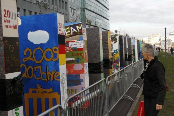 Vokietija: švenčiamos Berlyno sienos griūties 20-osios metinės