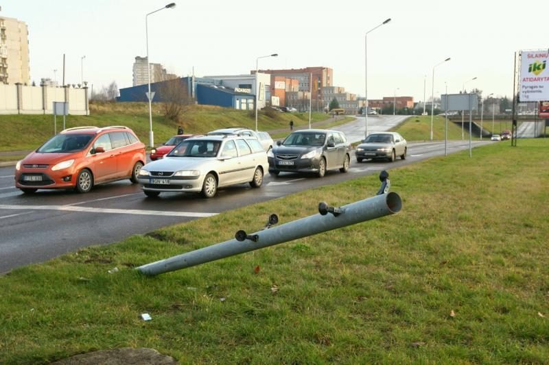 Kaune autobusas rėžėsi į „Audi“ ir nuvertė šviesoforą