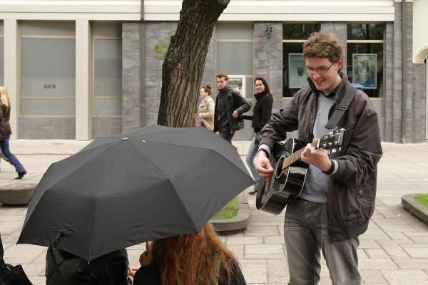 Nuo kultūringų muzikantų praeiviai nebėgo