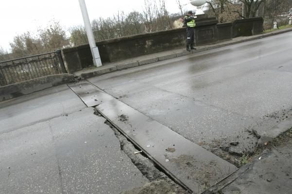 Panemunės tilte ištrupėjo apsauginė plokštė, eismas leidžiamas (papildyta)