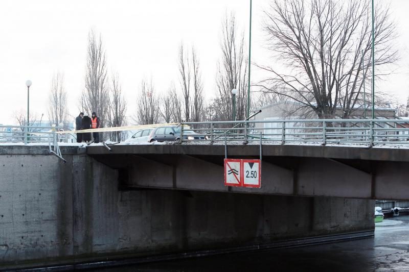 Klaipėdoje girto vairuotojo mašina pakibo ant Pilies tilto (papildyta)