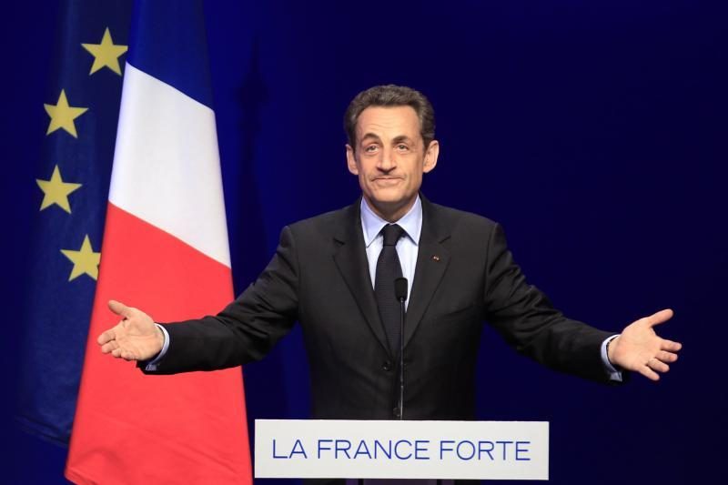 Kova dėl Prancūzijos prezidento posto toliau vyks „nusiėmus pirštines“