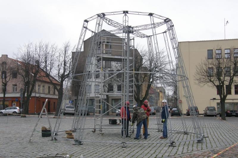 Klaipėdos Teatro aikštėje pradėjo kilti Kalėdų eglutė