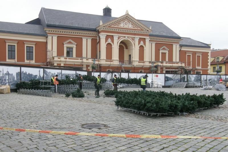 Klaipėdos Teatro aikštėje pradėjo kilti Kalėdų eglutė