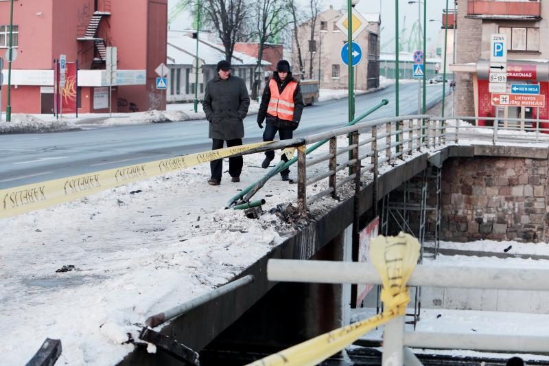 Klaipėdoje girto vairuotojo mašina pakibo ant Pilies tilto (papildyta)