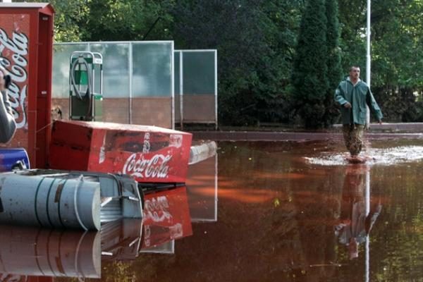 Vengrijoje skubama likviduoti toksiškų pramonės atliekų išsiliejimo padarinius