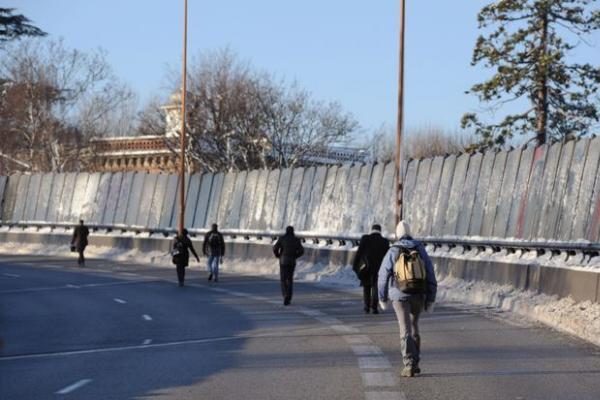 Apsnigtą Paryžių sukaustė ledas