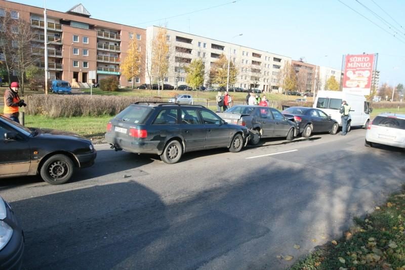 Vilniuje Laisvės prospekte susidūrė penki automobiliai