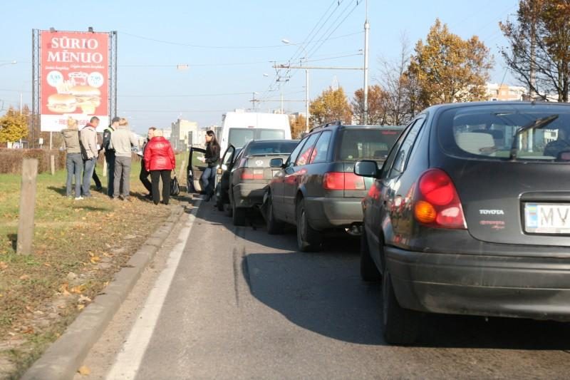 Vilniuje Laisvės prospekte susidūrė penki automobiliai