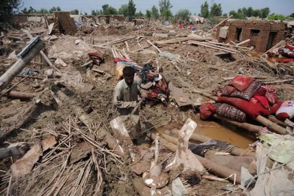 Pakistane dėl potvynių žuvo apie 1 500 žmonių