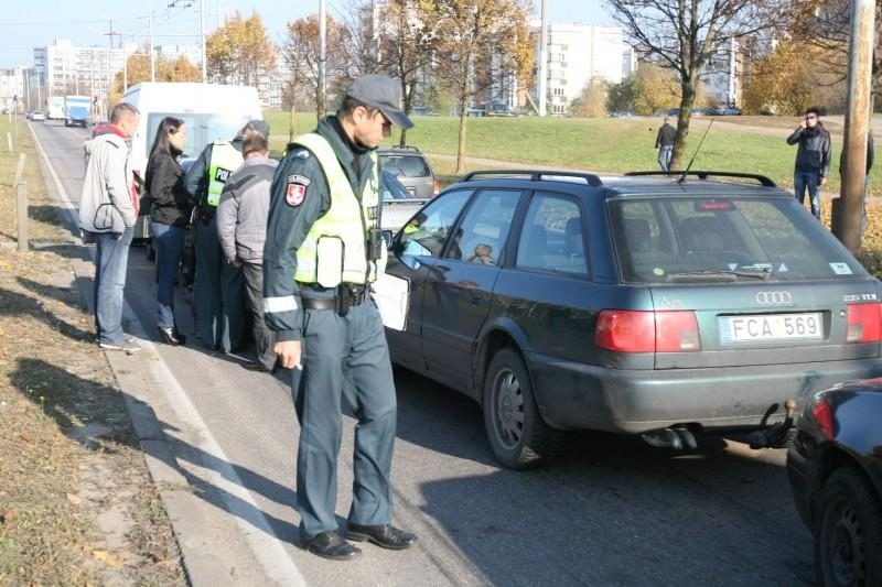 Vilniuje Laisvės prospekte susidūrė penki automobiliai