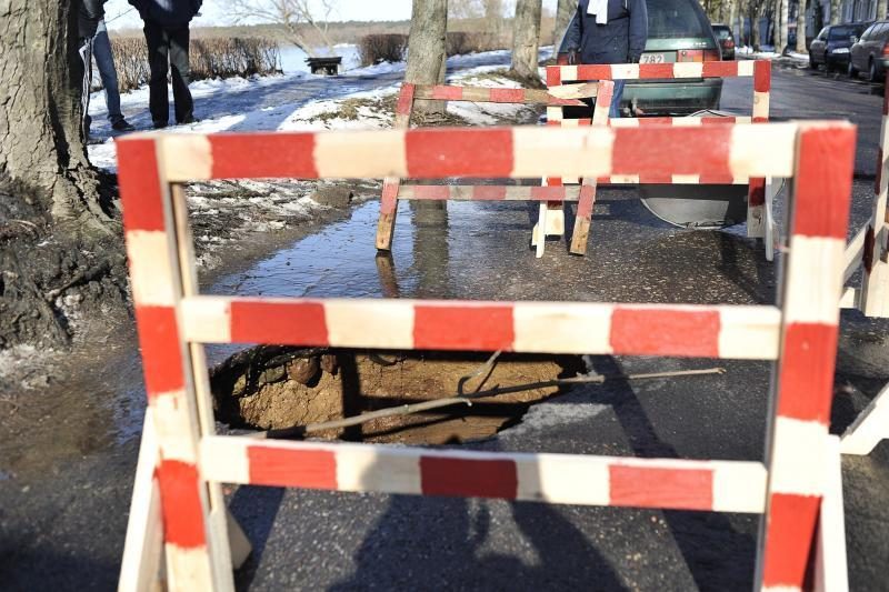 Nuo atsivėrusios smegduobės vairuotojus puolė saugoti patys gyventojai