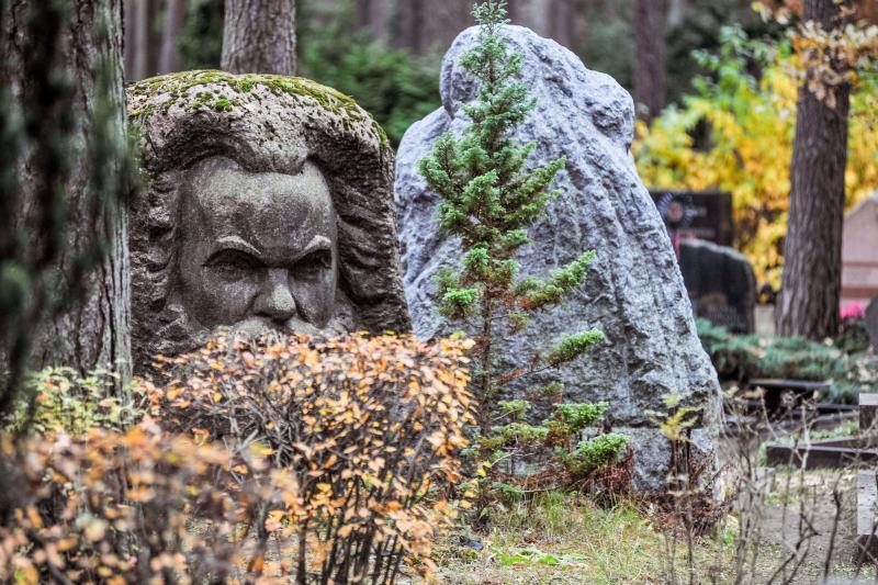 Prie kieno kapo Petrašiūnuose tebeaidi eilėraščiai?